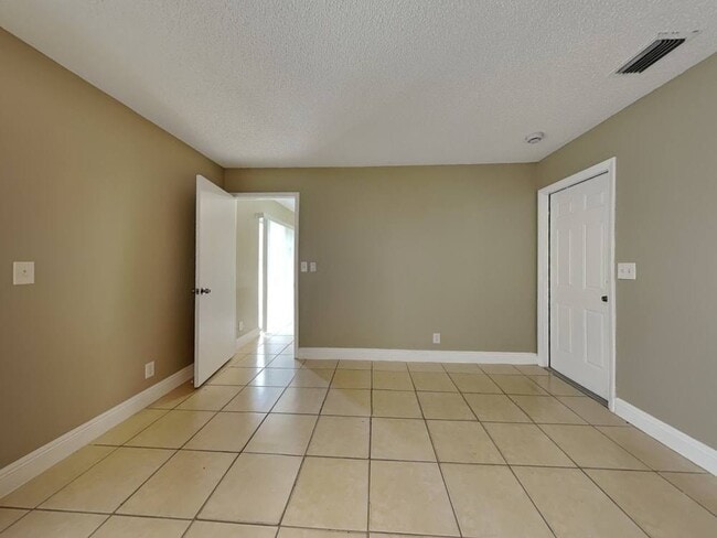 Building Photo - 2787 Flagstone Dr SE