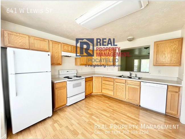 Building Photo - 4 Bedroom 1.5 Bath Townhome