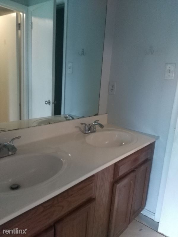 Building Photo - 3 br, 1.5 bath Townhome - 6 Regis Cir