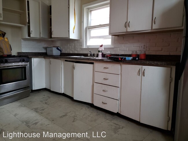 Building Photo - 6 br, 2 bath House - 120 Strong St.