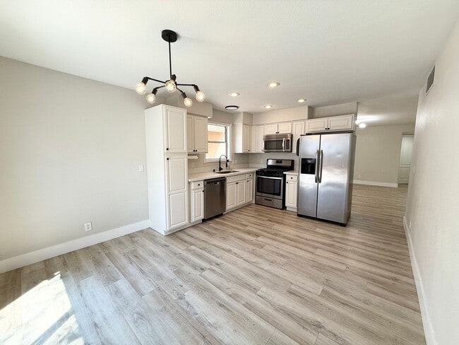 Building Photo - 3/BD 2/BA Stylish Townhouse with Modern Up...