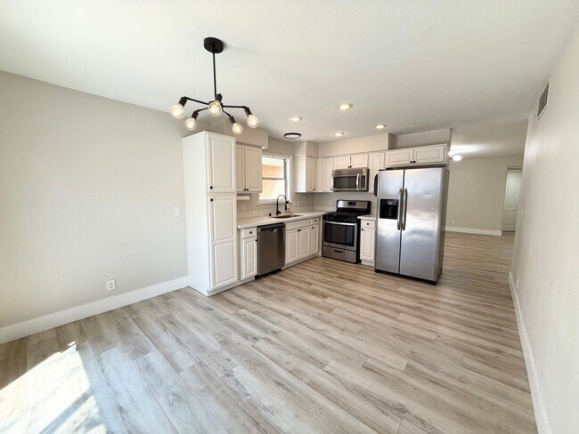 Foto del edificio - 3/BD 2/BA Stylish Townhouse with Modern Up...