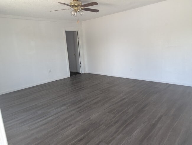 Building Photo - 507 E Mescalero Rd