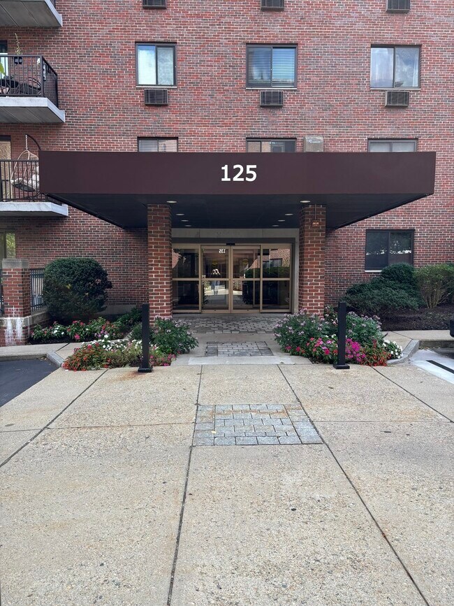 Building Photo - 125 Pleasant St