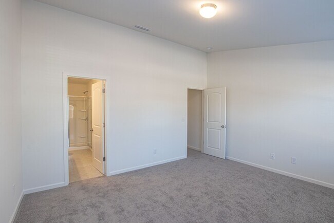 Foto del edificio - BEAUTIFUL 2 Bedroom Townhome in Cox Mill District MOVE IN SPECIAL - 1 MONTH FREE