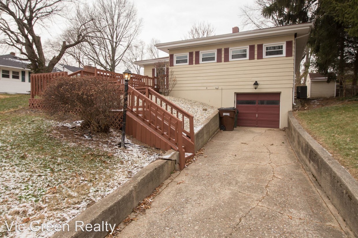 Primary Photo - 4 br, 1.5 bath House - 147 E Bryant Ave