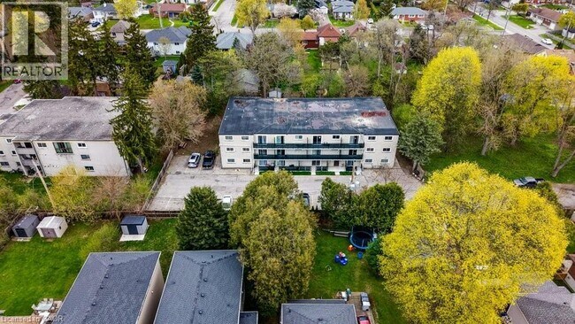 Photo du bâtiment - 930 Eagle St N