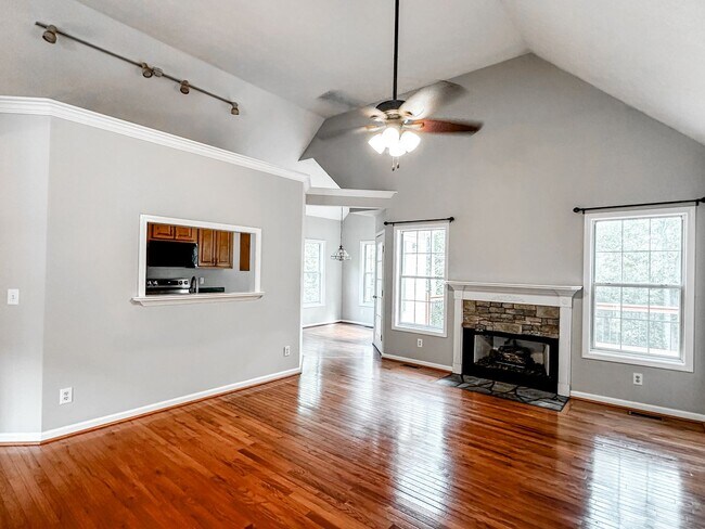 Foto del edificio - Large North Forsyth home with Garage