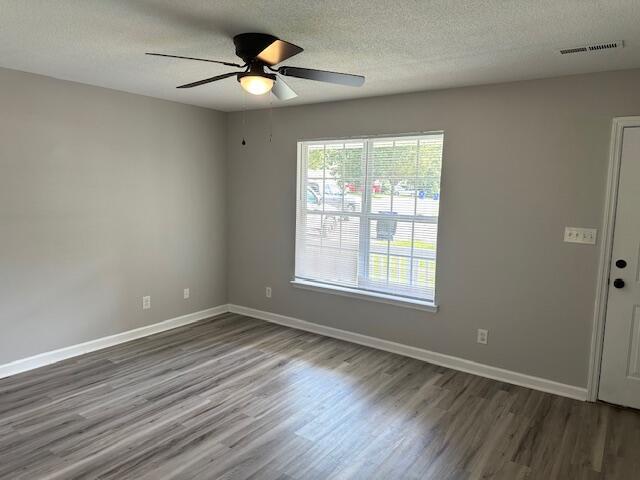 Foto del edificio - 3111 Holly Brook Cir