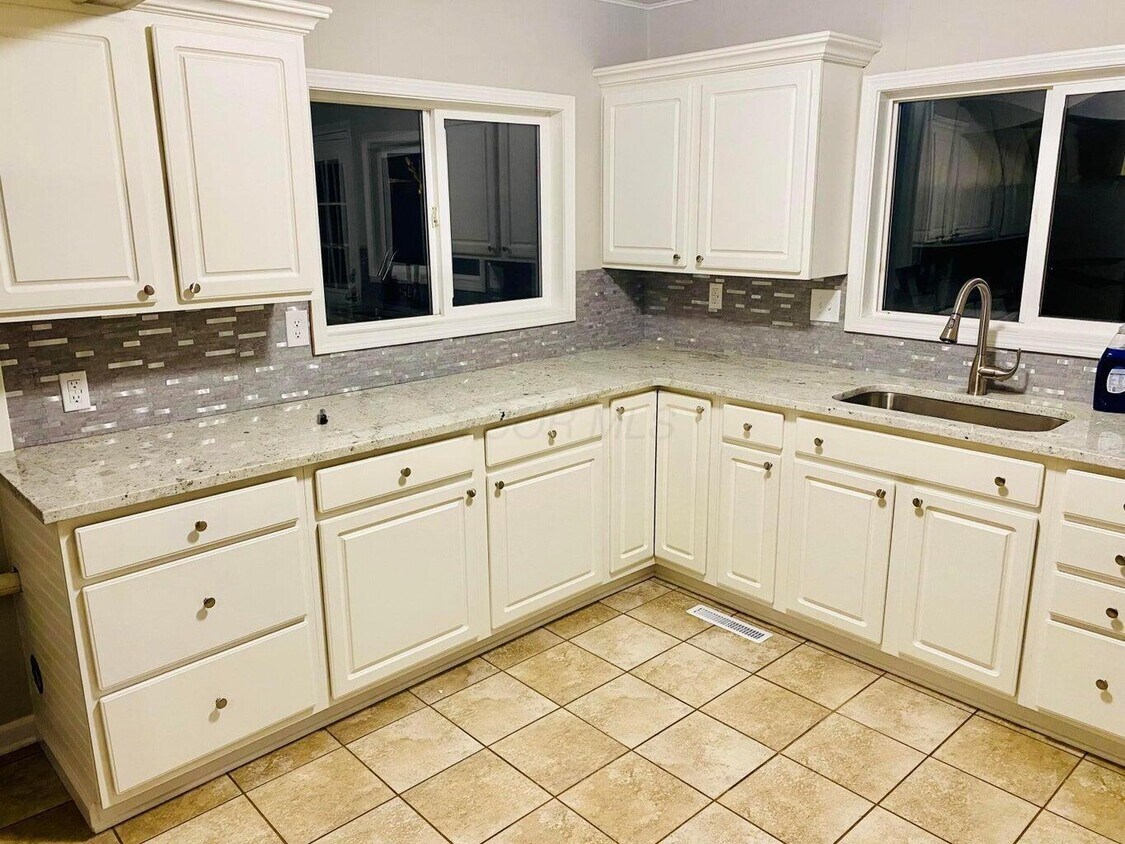 Foto principal - 4052 Ural Ave