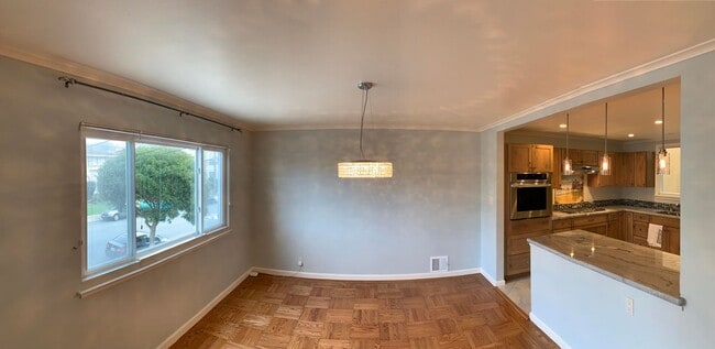 Building Photo - REMODELED Outer Richmond HUGE 2300 sq/ft 4...