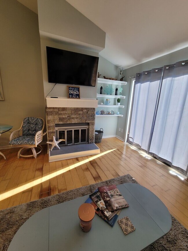 Foto del edificio - Located in Caneel Cove this 2 bed 2 bath townhome features hardwood floors throughout ,