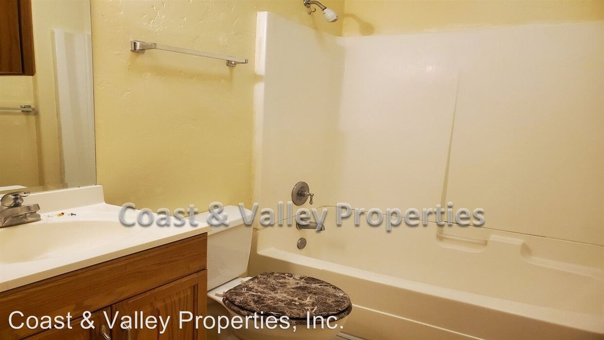 Building Photo - 1 br, 1 bath Apartment - 323 Main St.