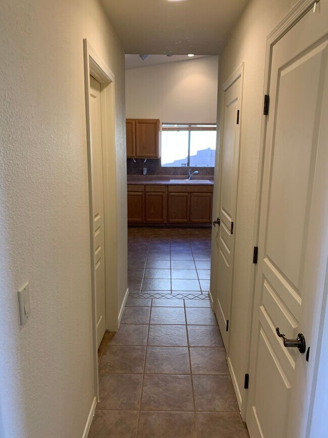 Building Photo - 4BD/2BA/2CG 1900 sf in Canyon de Flores subdivision, Sierra Vista, AZ