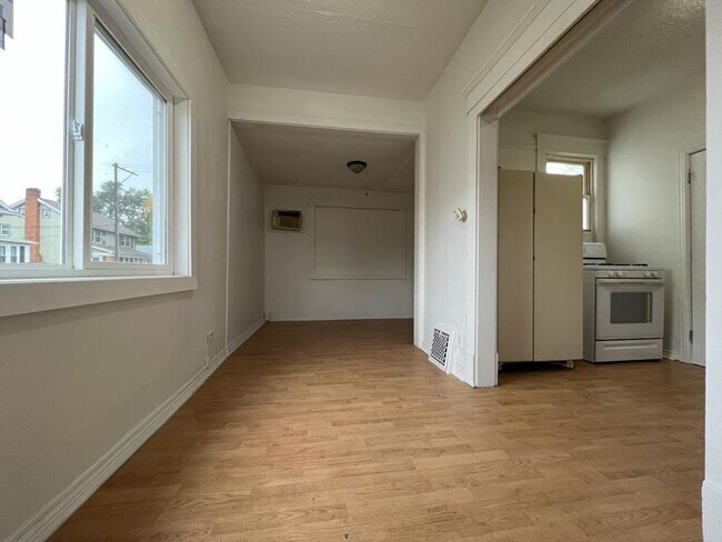 Building Photo - 2701 Mishawaka Ave - Apartment C