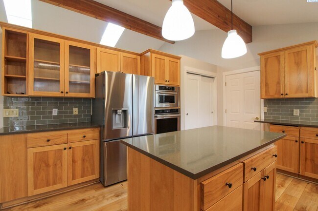 Foto del edificio - 5 Bed/3 Bath + an Office/Bonus Room House