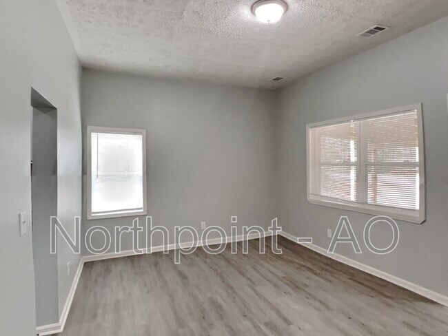 Building Photo - 242 Dogwood Ave