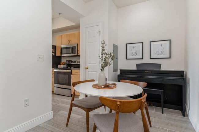 Building Photo - 533 NE 3rd Ave