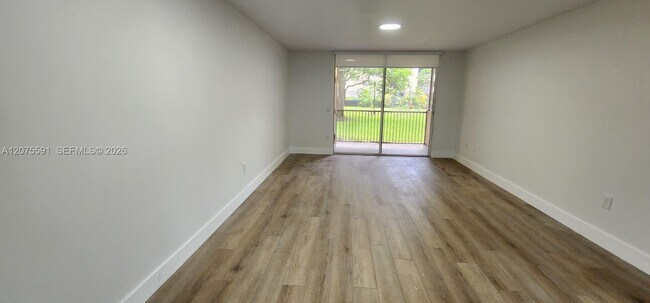 Foto del edificio - 8363 Lake Dr