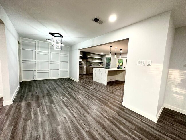 Foto del edificio - 8058 Longridge Dr