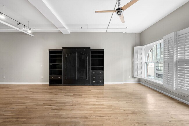 Foto del edificio - Spacious 1BD, 1BA Downtown Condo with Parking Spot