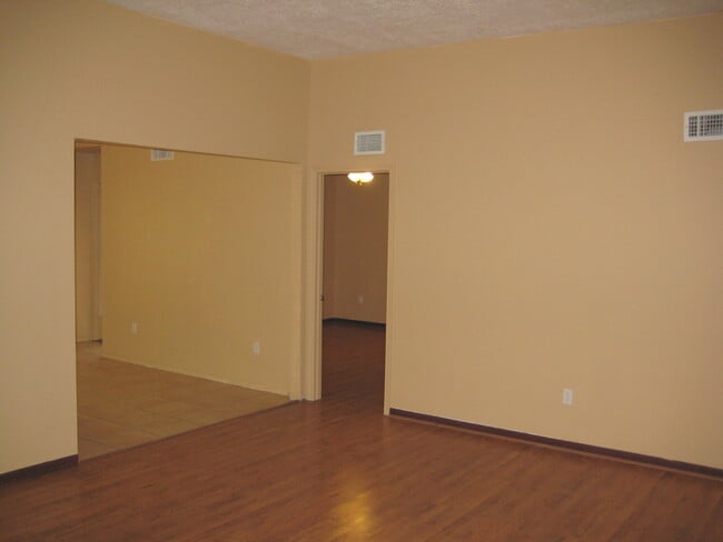 Building Photo - Beautiful  4 Bedroom Home