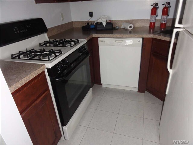 Foto del edificio - 69-22 Caldwell Ave