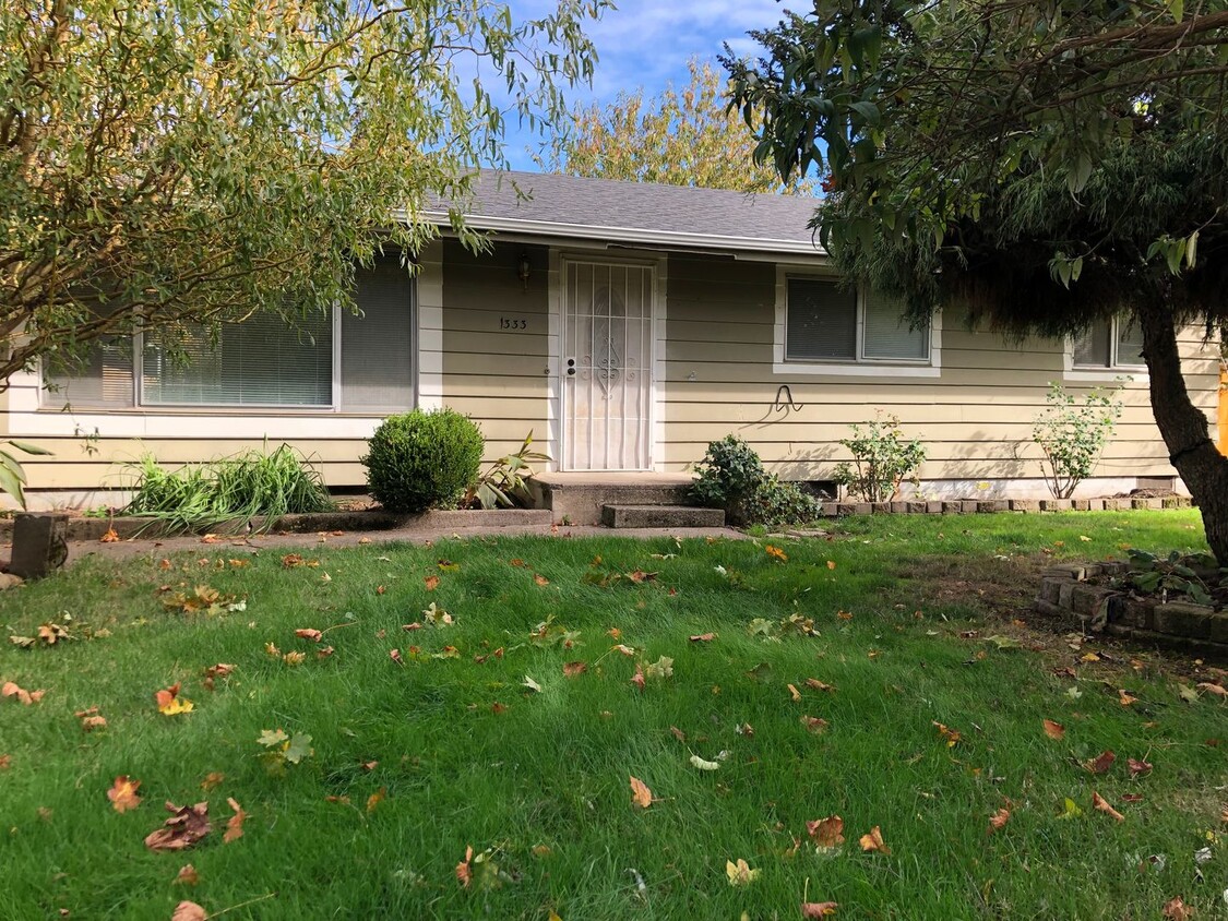 Primary Photo - Updated 3 bedroom 1 1/2 bath home with a l...