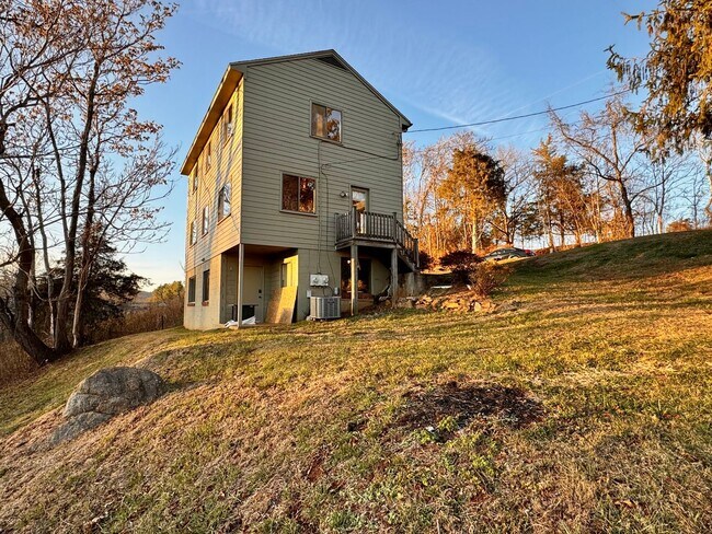 Foto del edificio - 2442 Red Hill Rd
