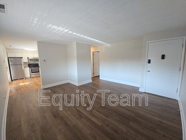 Building Photo - 204 N 10th St