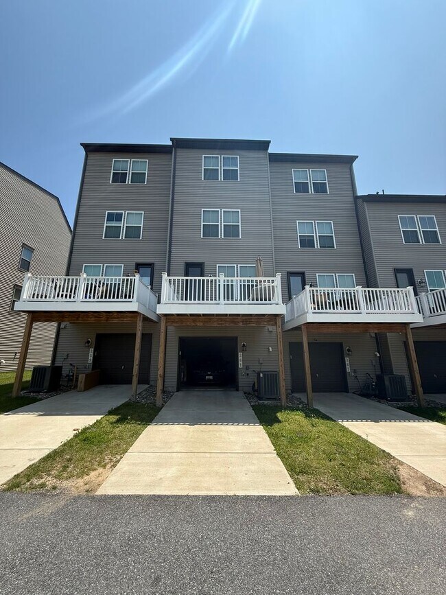 Building Photo - Newly Built Townhome with Tons of Space an...