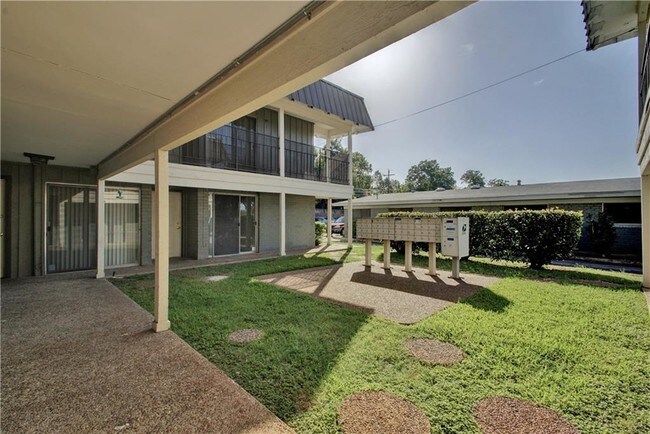 Building Photo - 620 W 51st St