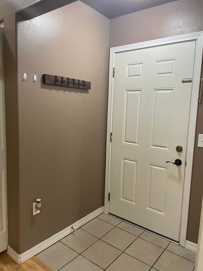 Building Photo - Town House in Post falls