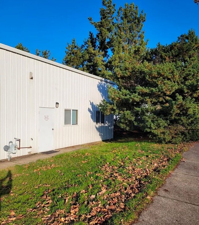 Building Photo - 1420 SE Township Rd