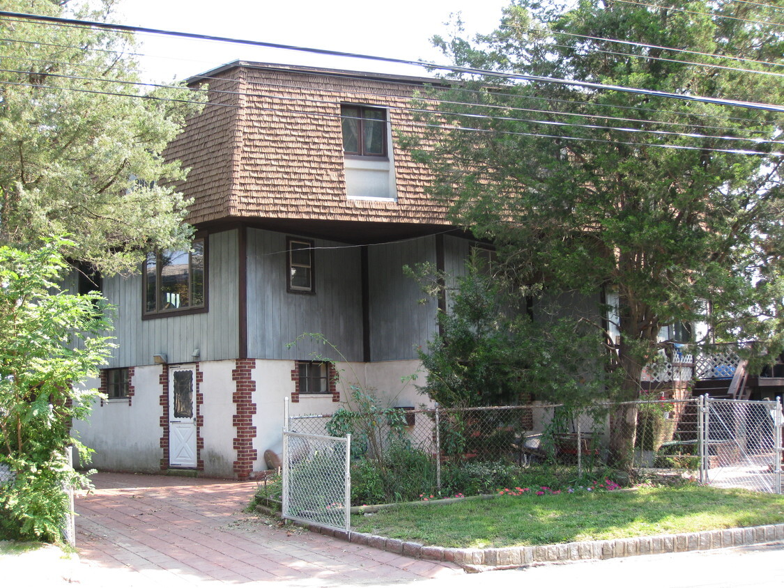 Building Photo - 25 Knollwood Ave