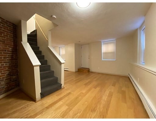 Building Photo - 14 Anderson St