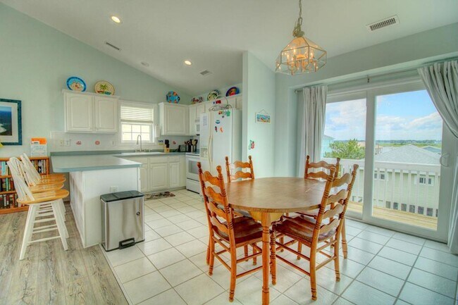 Foto del edificio - OFF SEASON 4 Bedroom Home on South Topsail...