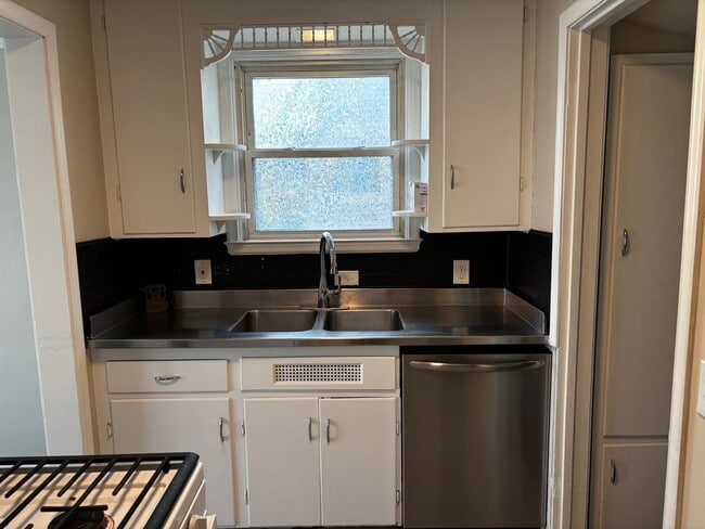 Building Photo - 3 bed 2 bath bungalow