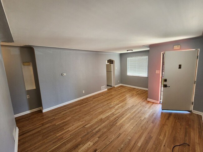 Building Photo - Remodeled 2 Bedroom in Denver! Great Locat...