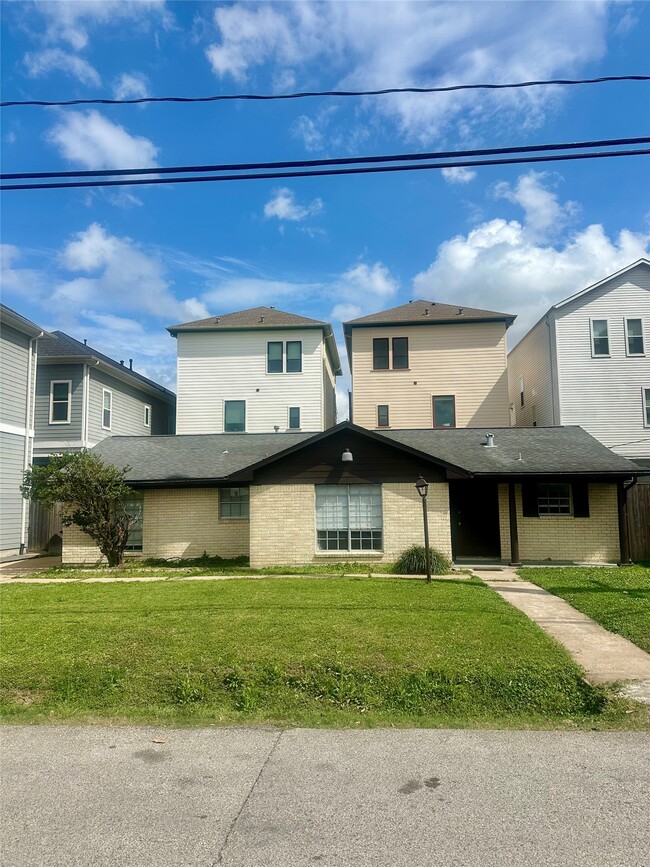 Building Photo - 812 Herkimer St