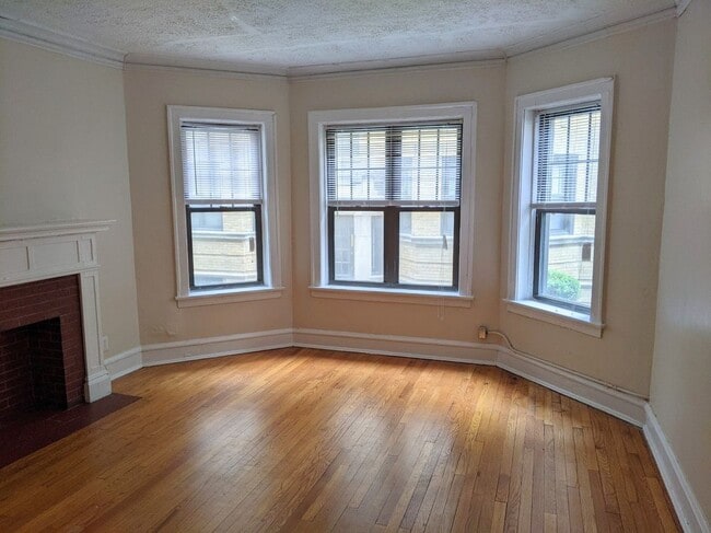 Building Photo - 925 Forest Ave