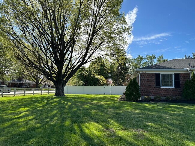 Building Photo - 3016 Meadowview Cir