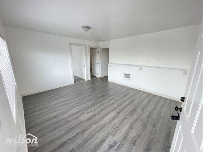 Building Photo - 2bd/1ba Remodeled Home, Fence Backyard, Ce...