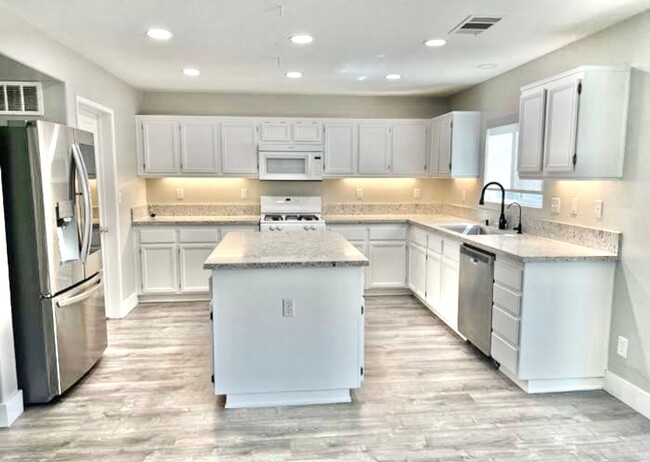 Building Photo - Will Not Last! Beautiful 3 Bedroom Mapleto...