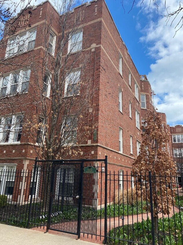 Exterior - 4445 N Paulina St