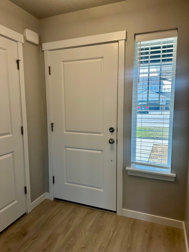 Building Photo - 1990 Cashel St