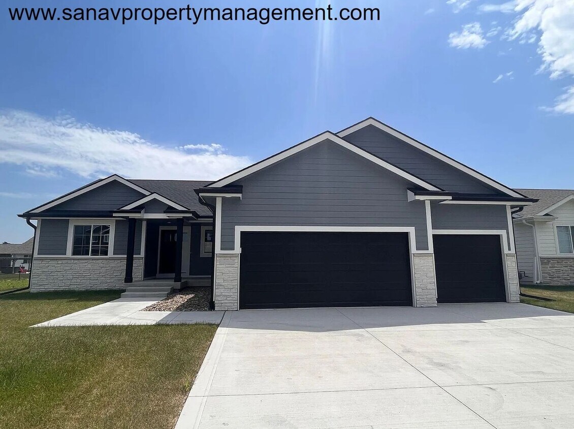 Foto principal - Family-Friendly Ranch Home with 3 Car Gara...