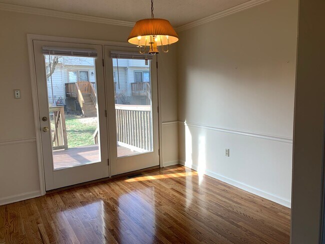 Building Photo - 3 level townhome