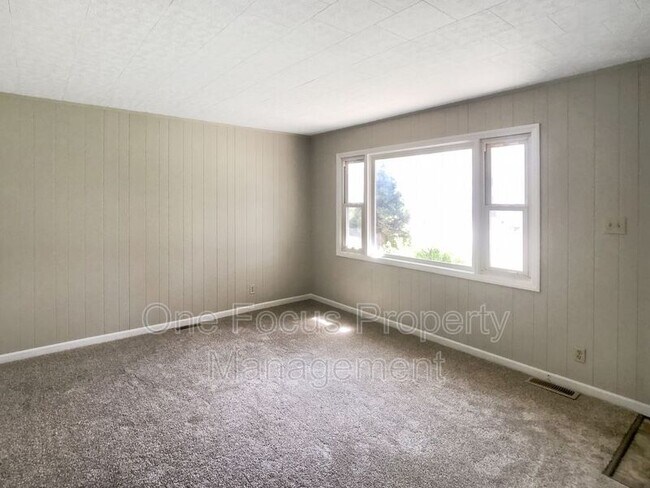 Building Photo - 2405 Lincoln Dr