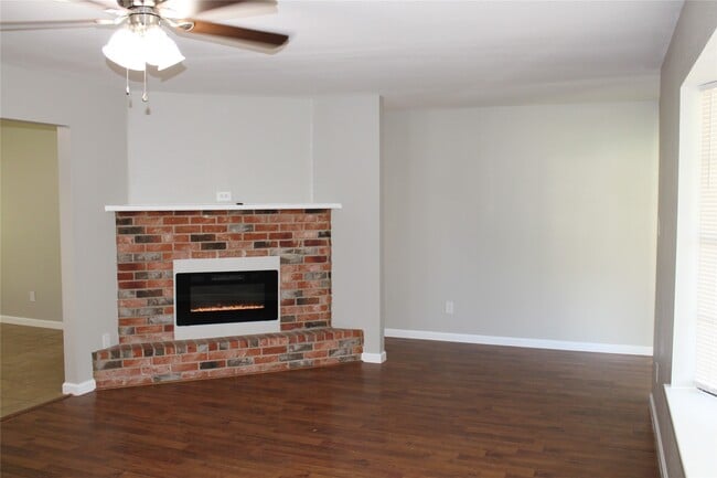 Building Photo - 121 Mary Ln